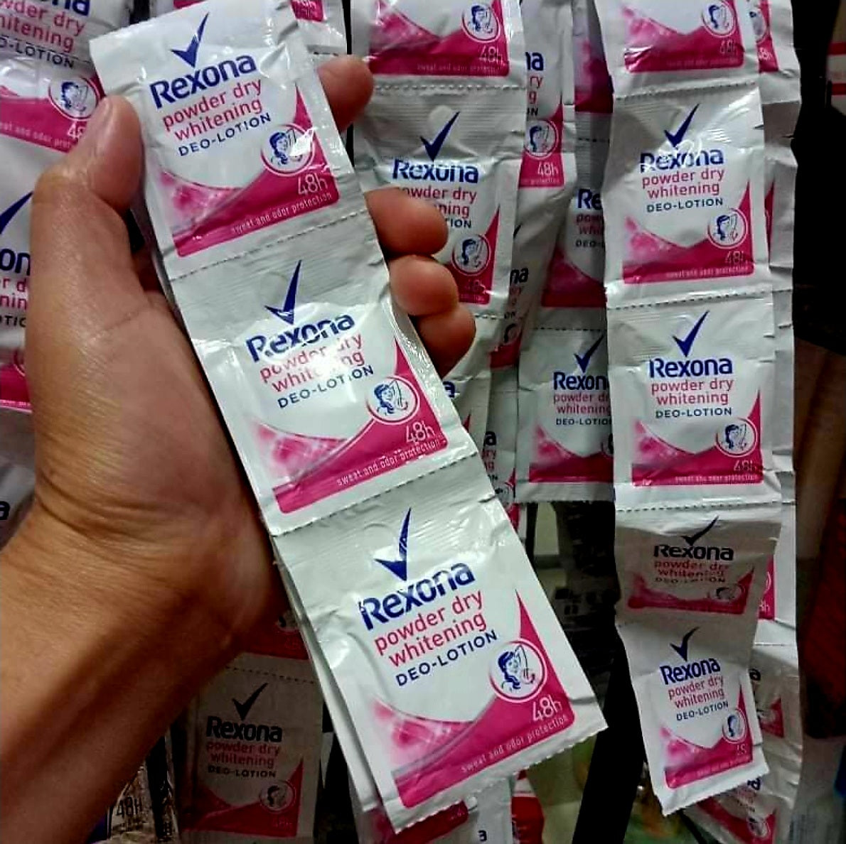 REXONA Women POWDER DRY + BRIGHTENING DEO-LOTION 3ml×12sachets Hanger (TRAVEL SIZE)
