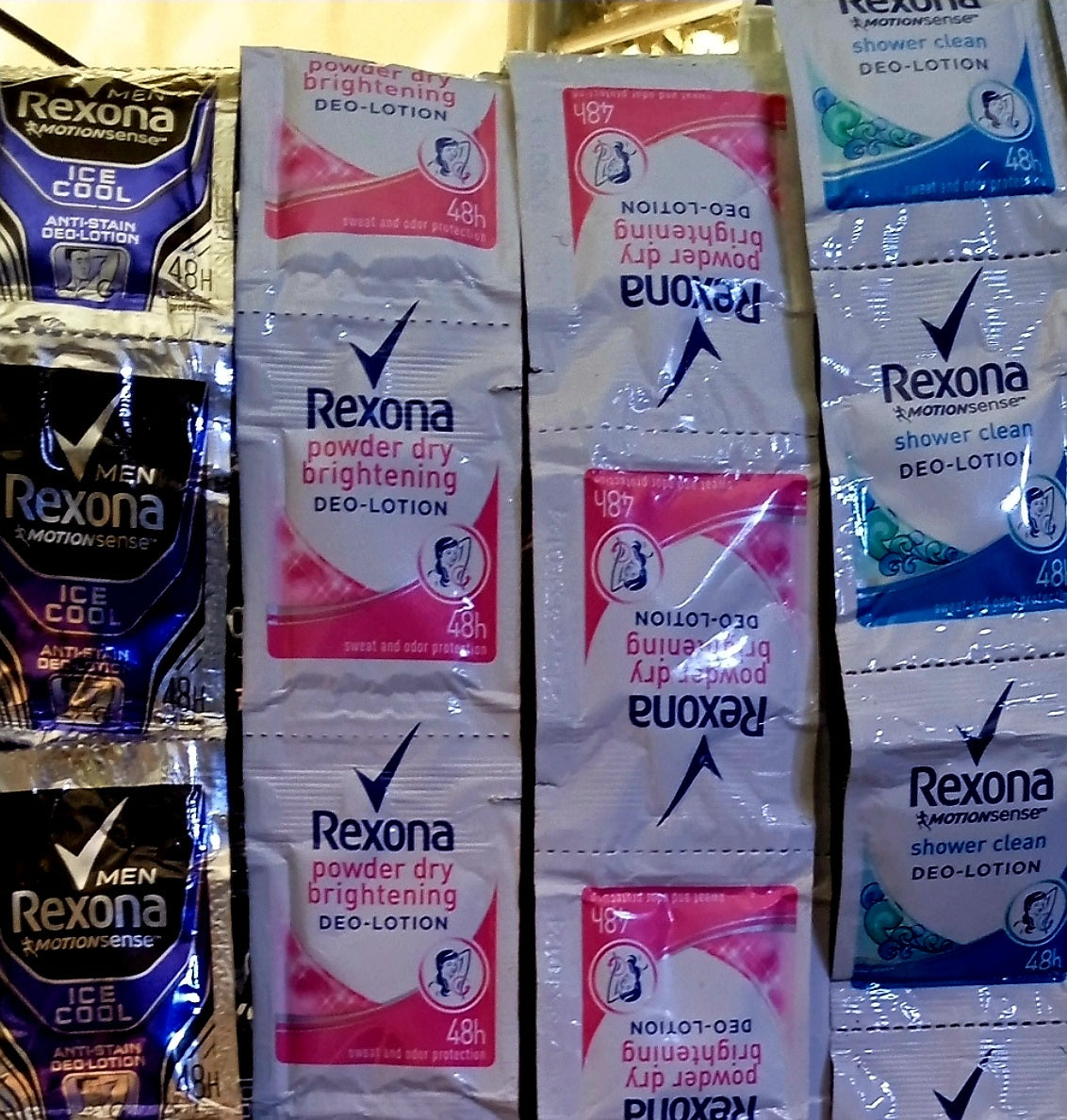REXONA Women POWDER DRY + BRIGHTENING DEO-LOTION 3ml×12sachets Hanger (TRAVEL SIZE)