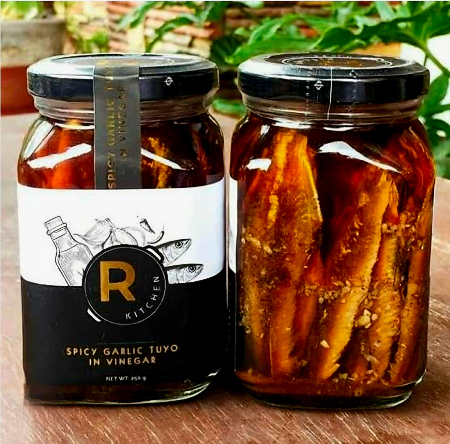 R-KITCHEN SPICY GARLIC TUYO IN VINEGAR 250G